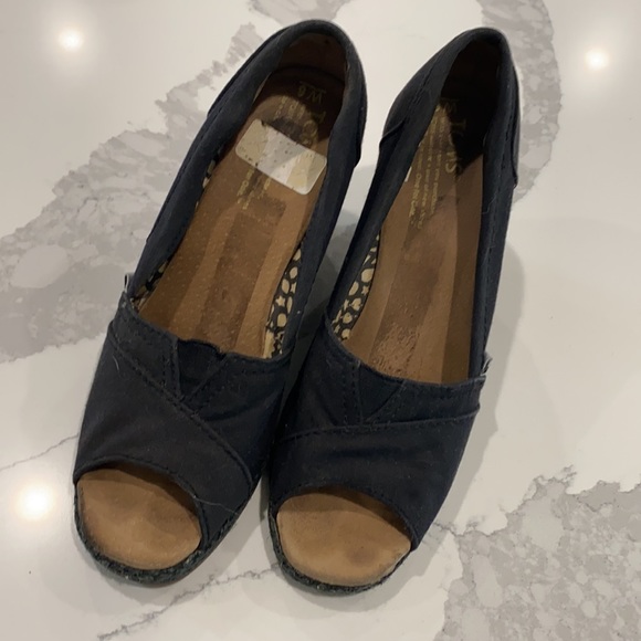 CLASSIC ✨ TOMS black wedges - Picture 4 of 4